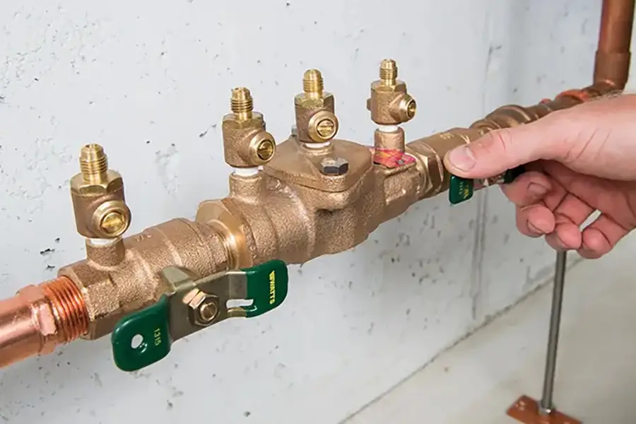 backflow prevention device for commercial plumbing