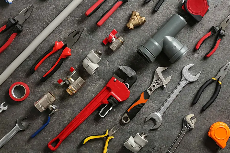 common plumbing tools that plumbers use and homeowners should own